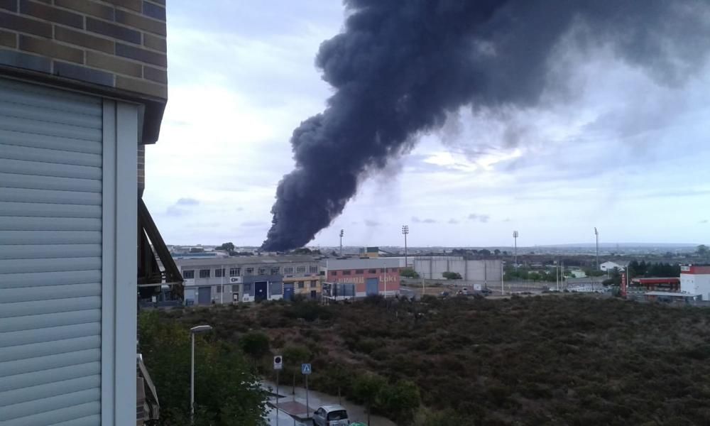 Espectacular incendio declarado en un polígono industrial de Crevillent