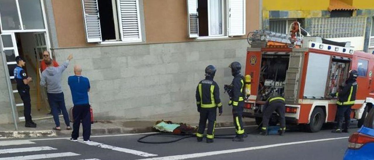 Bomberos y Policía Local frente al edificio donde ocurrieron los hechos.