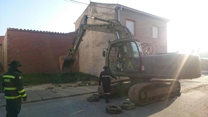 Las máquinas, buscando los cuerpos,en el pueblo leonés