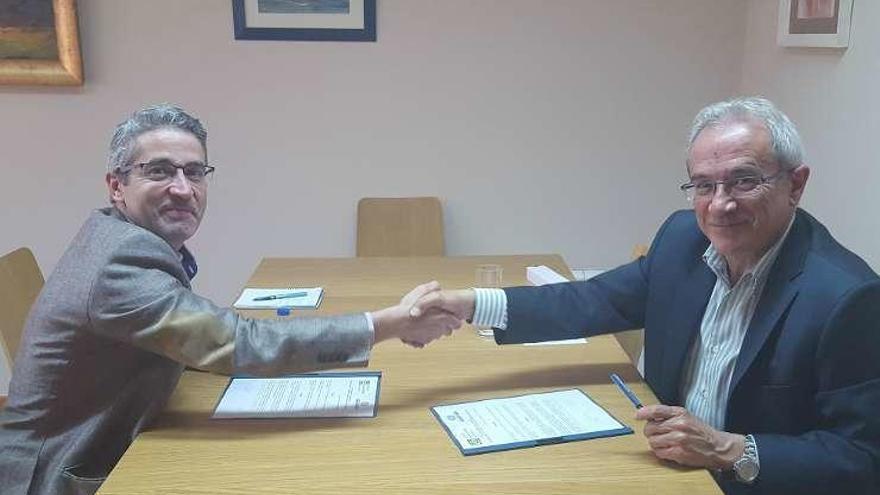 Miguel López Crespo y Antonio Cortés Lobato, tras la firma del convenio.