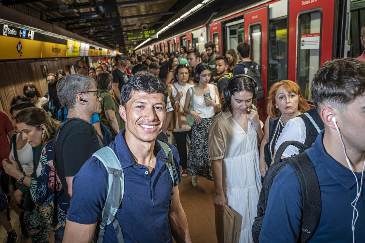 Mauricio, turista colombiano 'atrapado' por los cortes de la L4 del metro de Barcelona.