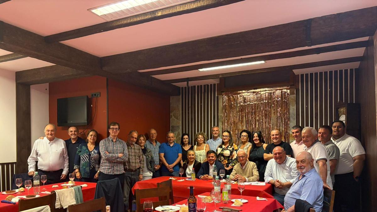 En el centro de la mesa, por la izquierda, Eloy Méndez y Sabino López, durante el acto.