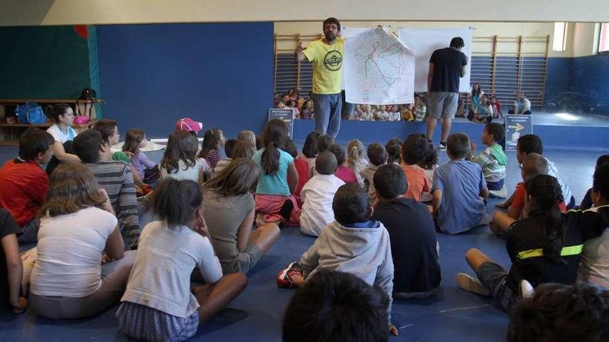 Los niños de la escuela estival, ayer durante la actividad lúdica en las dependencias del colegio Manuel Rivero. // Bernabé/Gutier