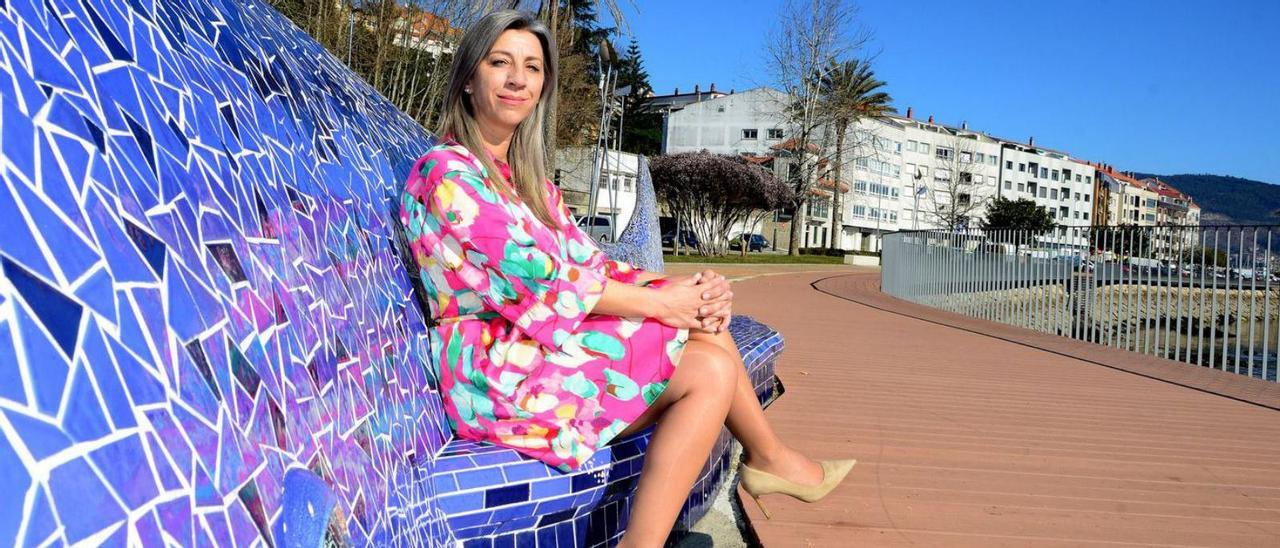 Araceli Otero, ayer, en el paseo marítimo de O Con, renovado por Portos.   | GONZALO NÚÑEZ