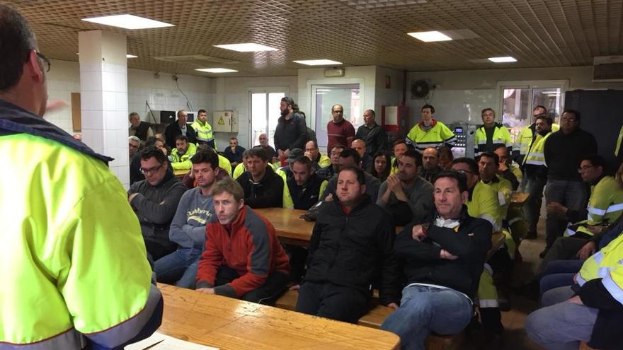 Imagen de la asamblea de trabajadores celebrada hoy en la fábrica de Lloseta.