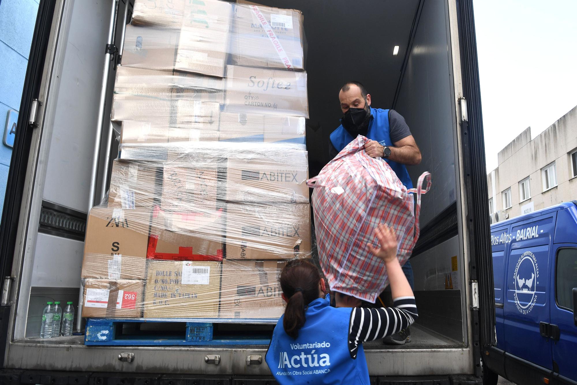 Sale de A Coruña el primer camión con 23 toneladas de ayuda humanitaria para Ucrania