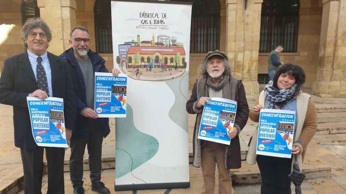 Por la izquierda, Felipe Díaz-Miranda, Juan Álvarez, Ánxel Nava y Adriana de los Santos, ayer, en la plaza del Ayuntamiento. | LNE