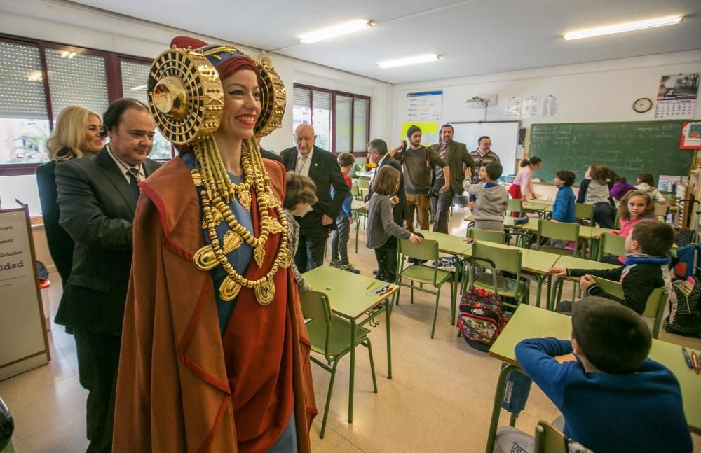 La Dama Viviente visita los colegios de Elche