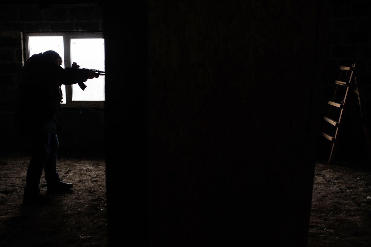 Un civil, con un fusil de asalto, durante un entrenamiento en Leópolis, Ucrania.