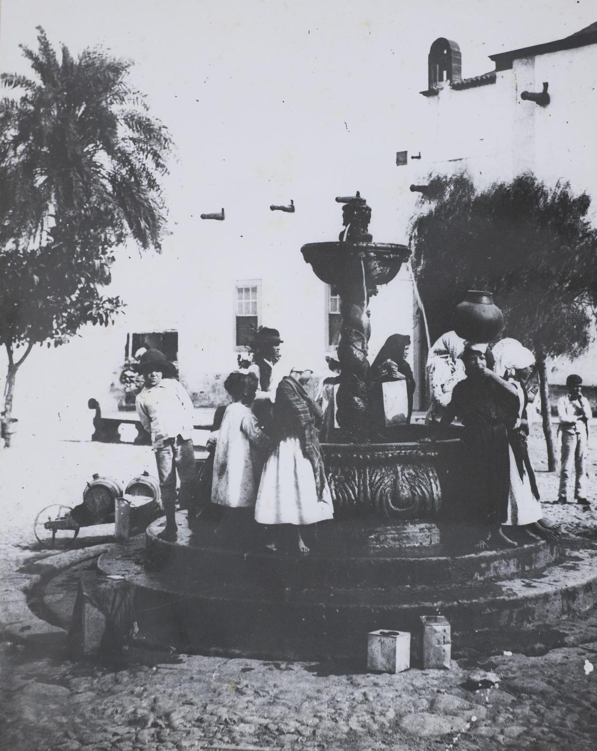 La fuente de Santo Domingo entre 1900-1910.