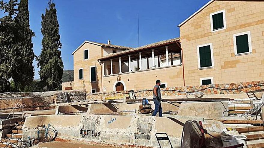 Imagen de las obras frente a la antigua possessió del siglo XVI reconvertida en los años 80 en un complejo de cenas y espectáculos.