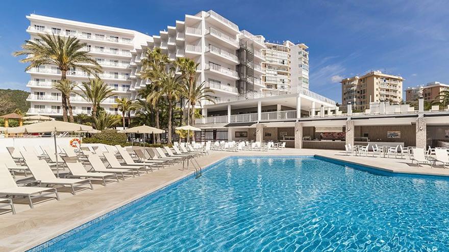 Piscina del hotel de Palmanova donde ha fallecido este domingo un turista británico.