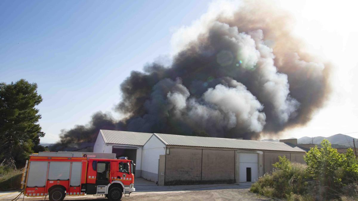 Se desata un incendio en una nave de almacenaje de ropa en L'Olleria