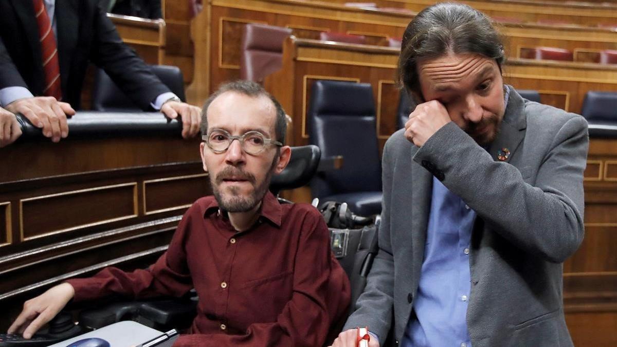 Iglesias llora tras saludar a Echenique después de que Sánchez lograra la confianza del Congreso para ser presidente.