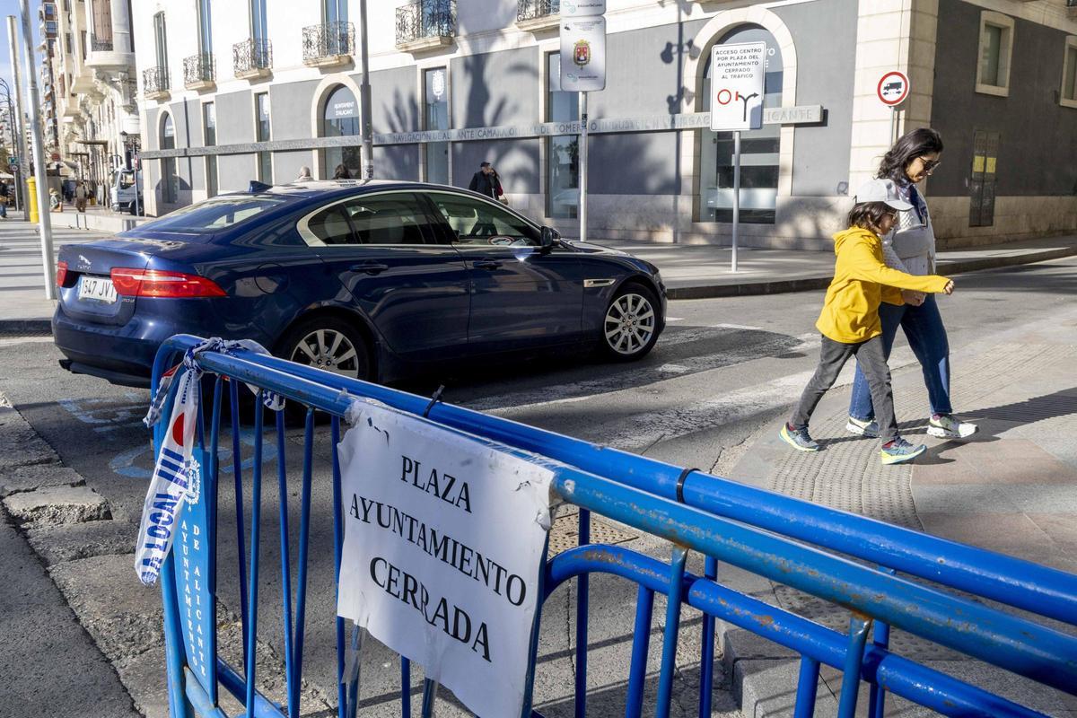 Nueva señalización que advierte del cierre al tráfico a la plaza del Ayuntamiento