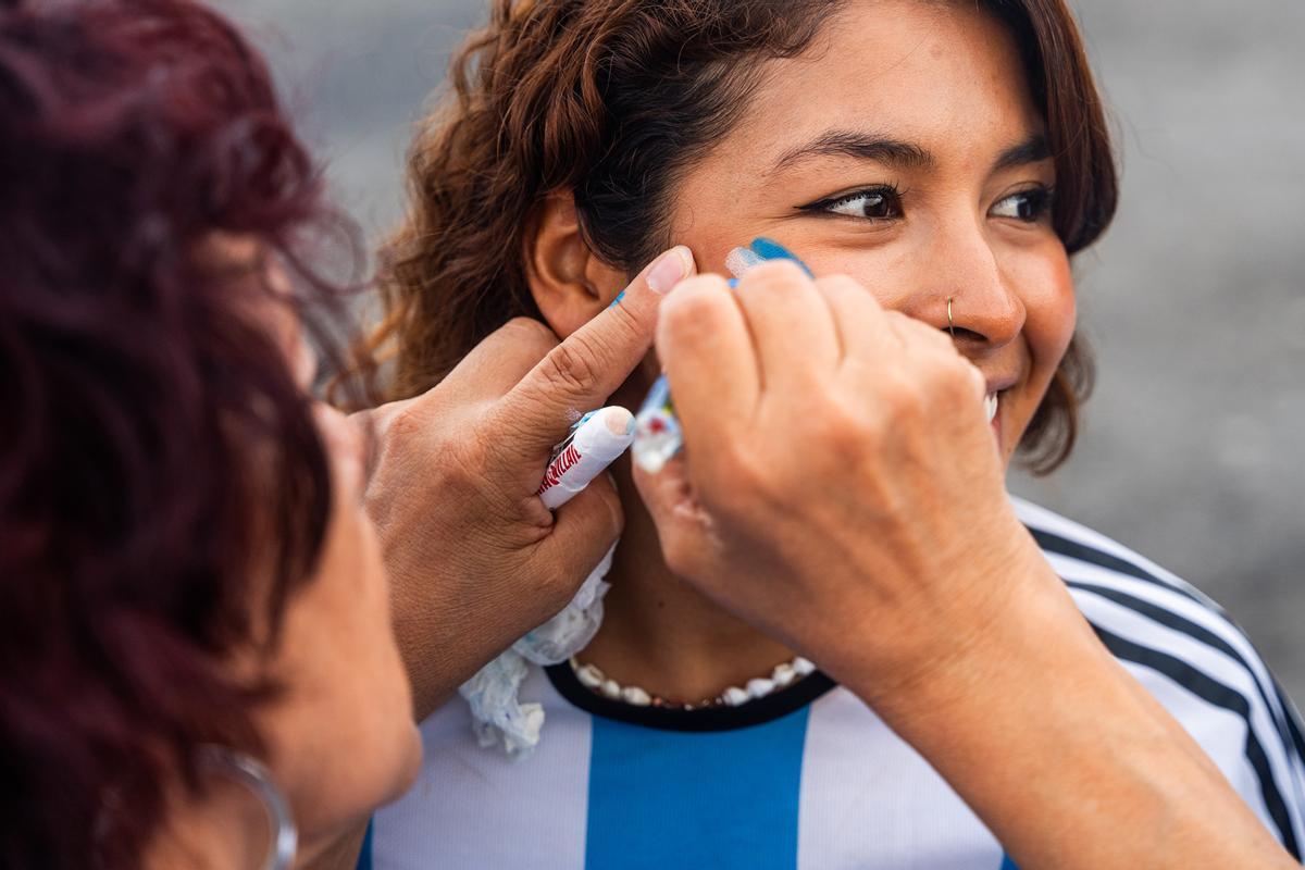 Aficionados de la selección española y de la selección argentina siguen la final del Mundial 2026 en la pantalla gigante situada en la Plataforma Marina del Fòrum