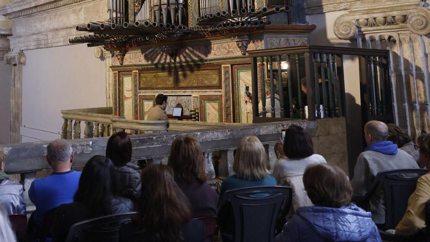 En la imagen superior, el organista Pelayo Alonso actúa ante el público en la iglesia de Santa María la Real de la Corte. A la izquierda, Ramón Sobrino Sánchez, en las Pelayas. | LUISMA MURIAS
