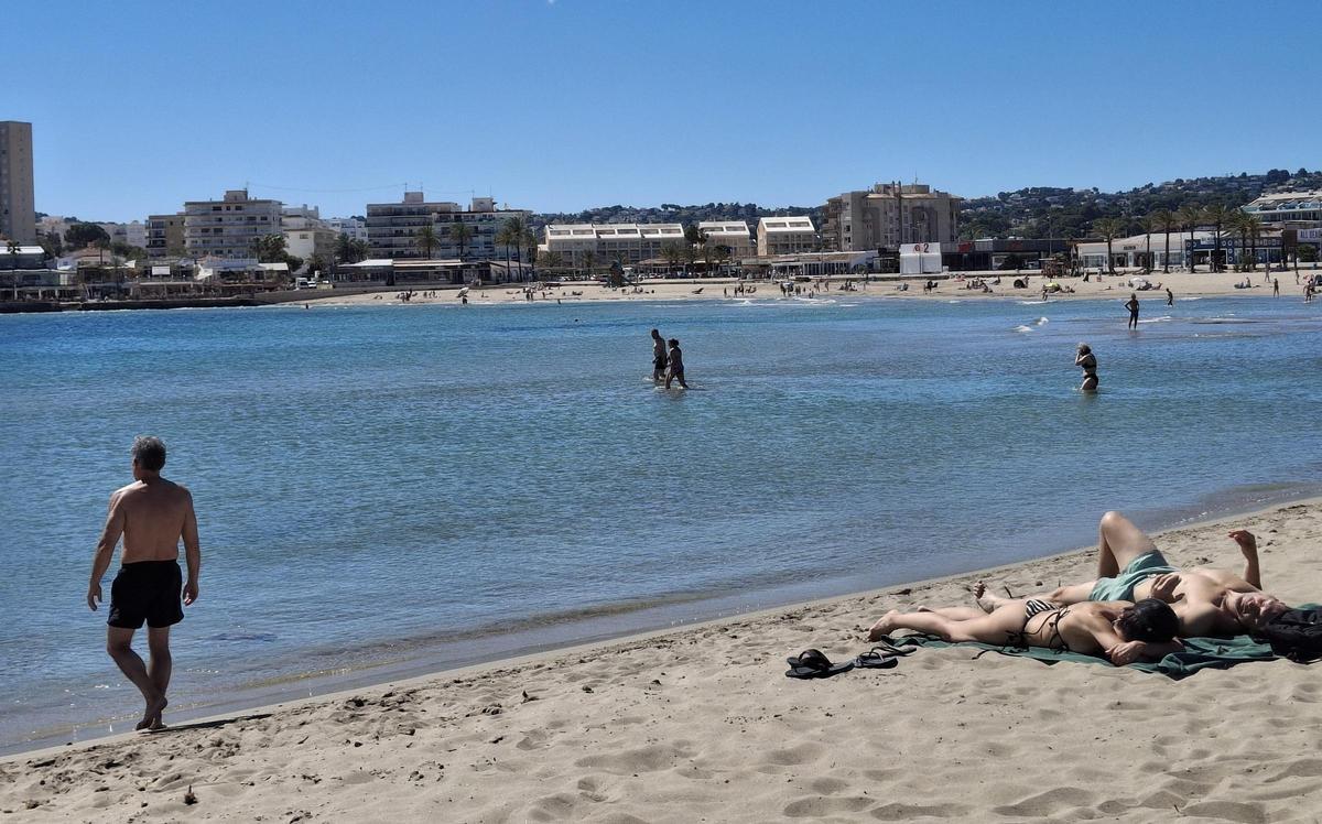 Imagen tomada esta mañana de bañistas en la playa del Arenal