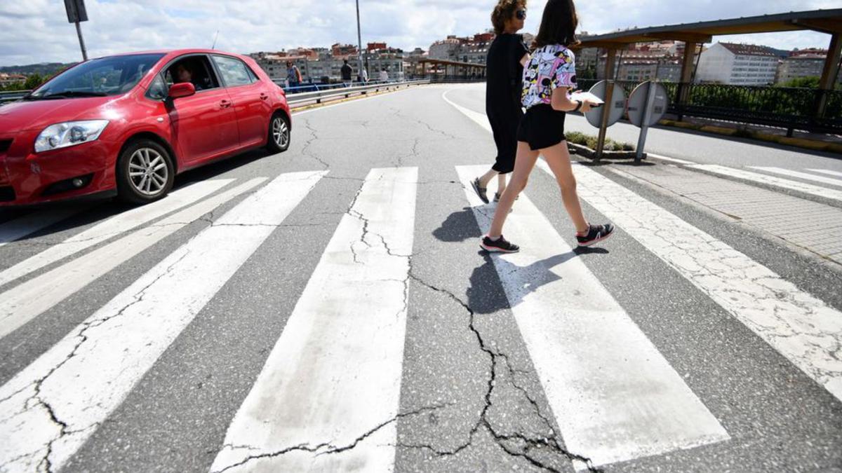 Algunos desperfectos en el puente de A Barca.   | // GUSTAVO SANTOS