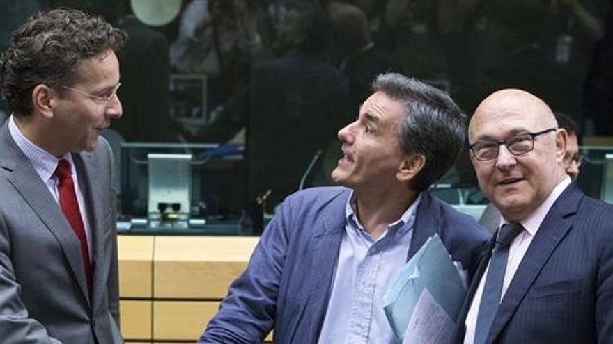 Tsakalotos (dcha.) saluda a Dijssembloem en Bruselas.