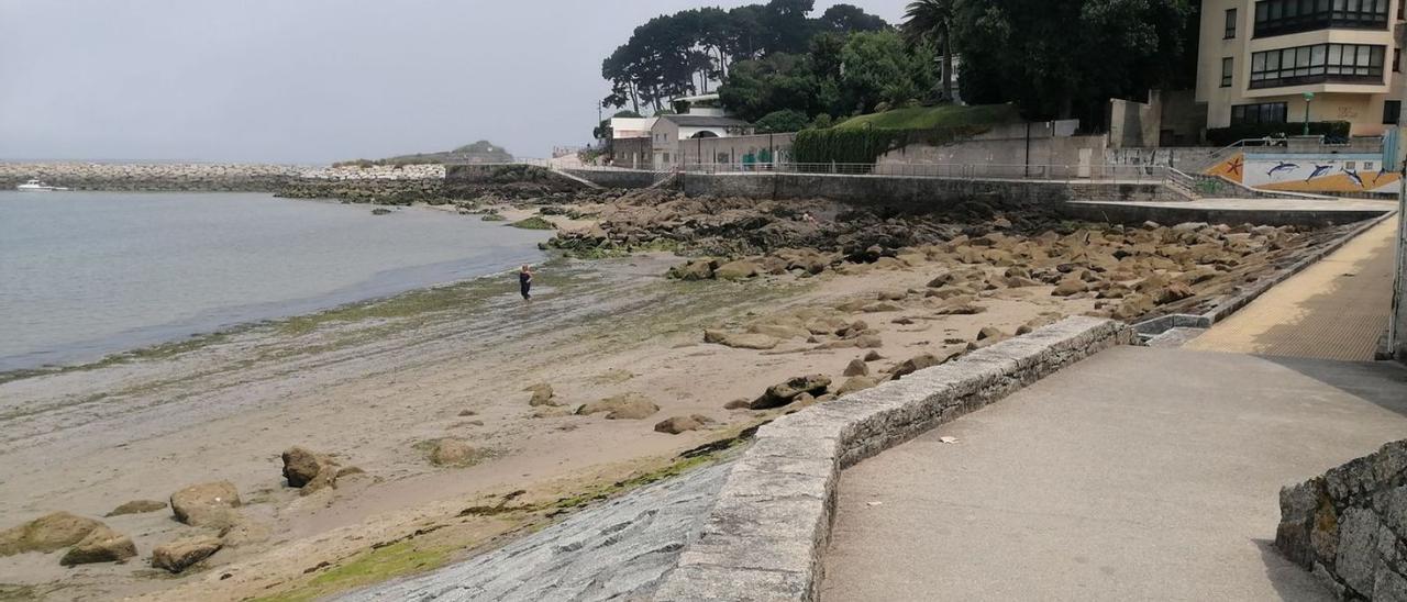 Vista de la playa de Santa Cristina, ayer, en el extremo en el que se realizará el aporte de arena. |  // LA OPINIÓN