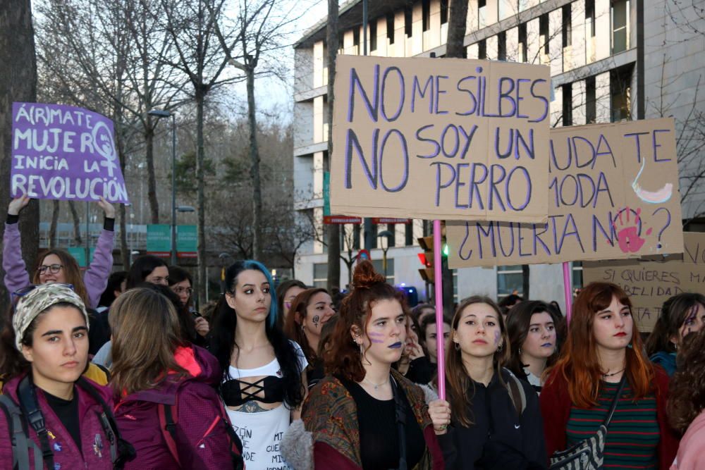 Multitudinària manifestació feminista a Girona