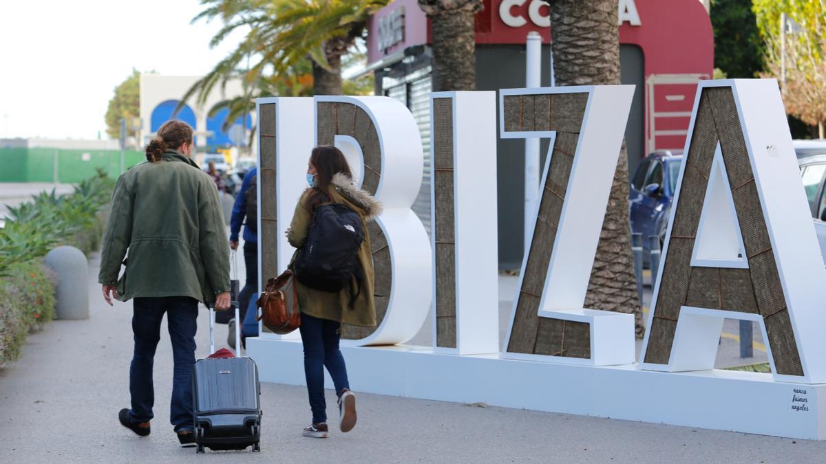 Una pareja de turistas en el aeropuerto de Ibiza, en una imagen de archivo.