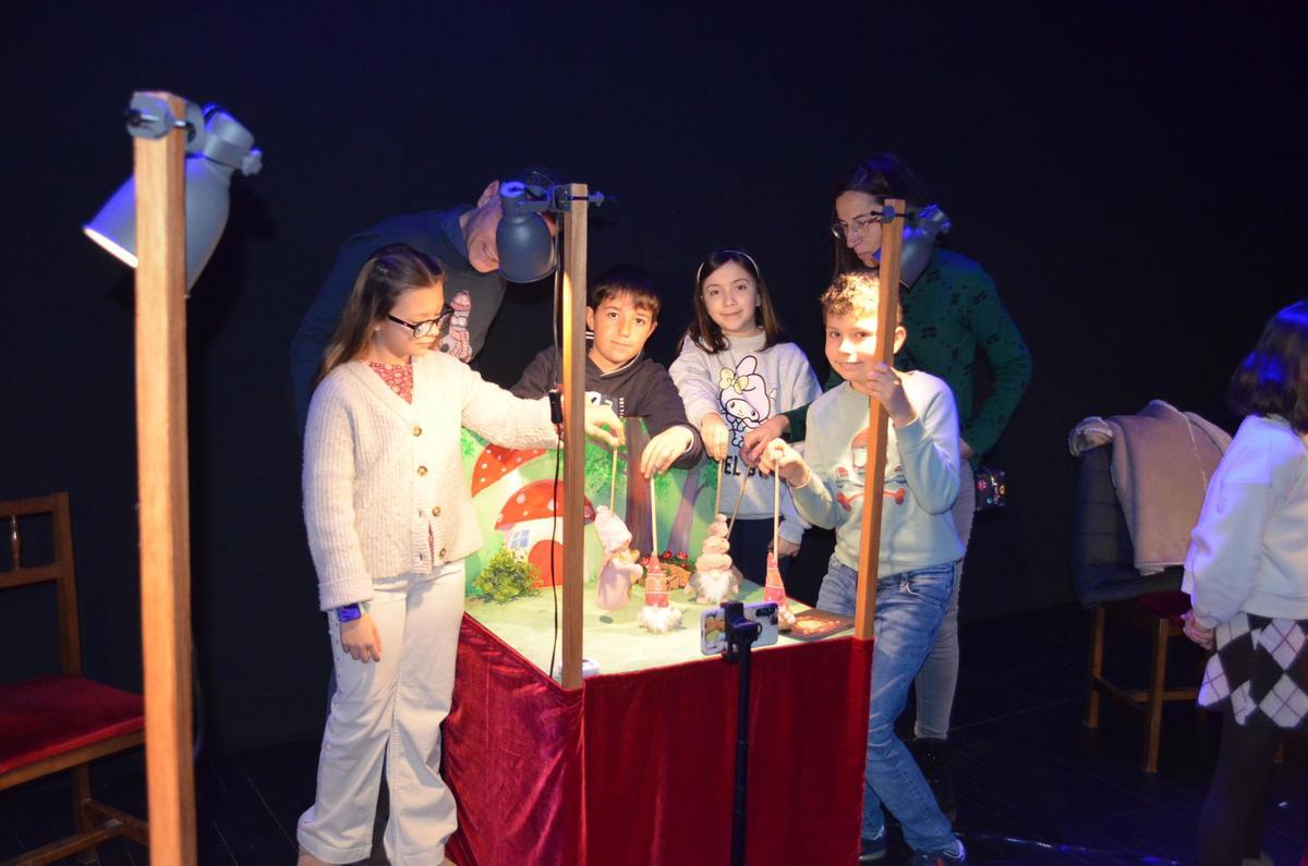Uno de los grupos disfrutando de las historias con marionetas.