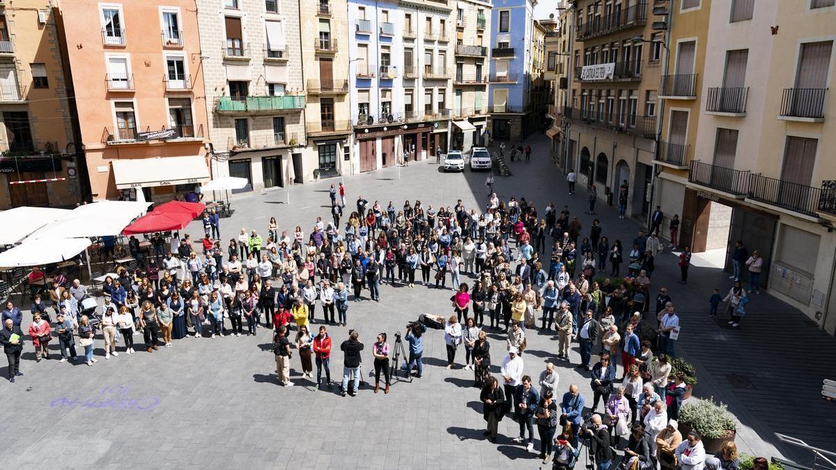 Concentración en Manresa (Barcelona) para condenar el asesinato machista de A.C.M., que estaba embarazada y tenía 31 años.