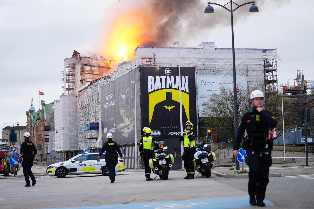 El fuego devora el edificio de la Bolsa de Copenhague