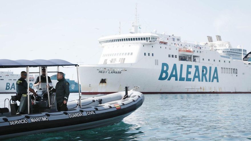 Una embarcación del Servicio Marítimo de la Guardia Civil, en el puerto de Palma. | DM