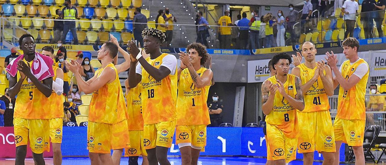 Los jugadores del Granca aplauden a una grada despoblada tras caer, el miércoles, ante el Barça en el Arena. | |