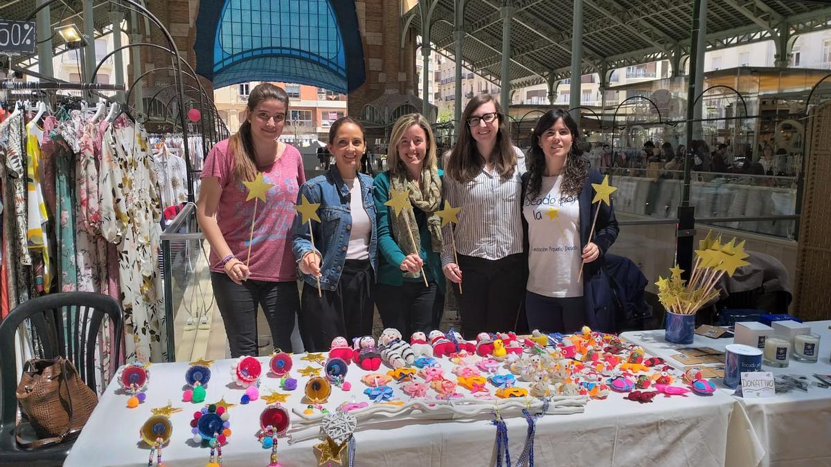 Marta MIró y su equipo durante un mercado solidario