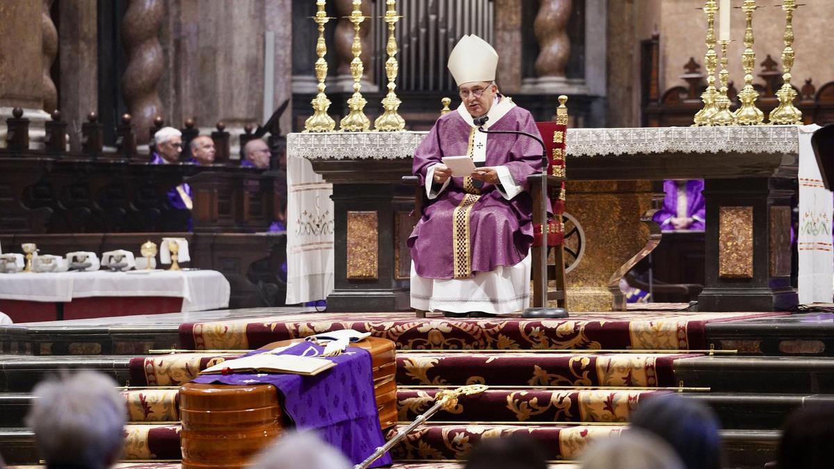 El arzobispo de Valencia, Enrique Benavent, presidiendo en la Catedral la misa exequial por el eterno descanso del obispo auxiliar emérito de Valencia, Esteban Escudero.