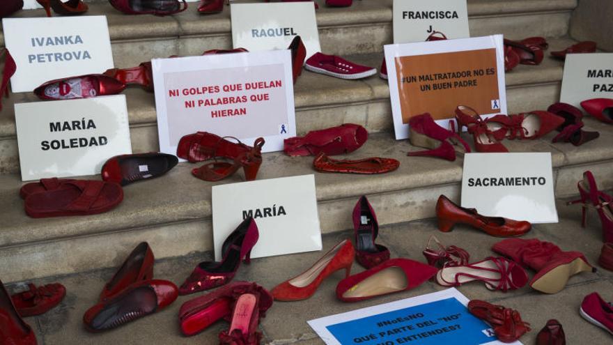Zapatos rojos por las víctimas, en la Subdelegación de Gobierno.