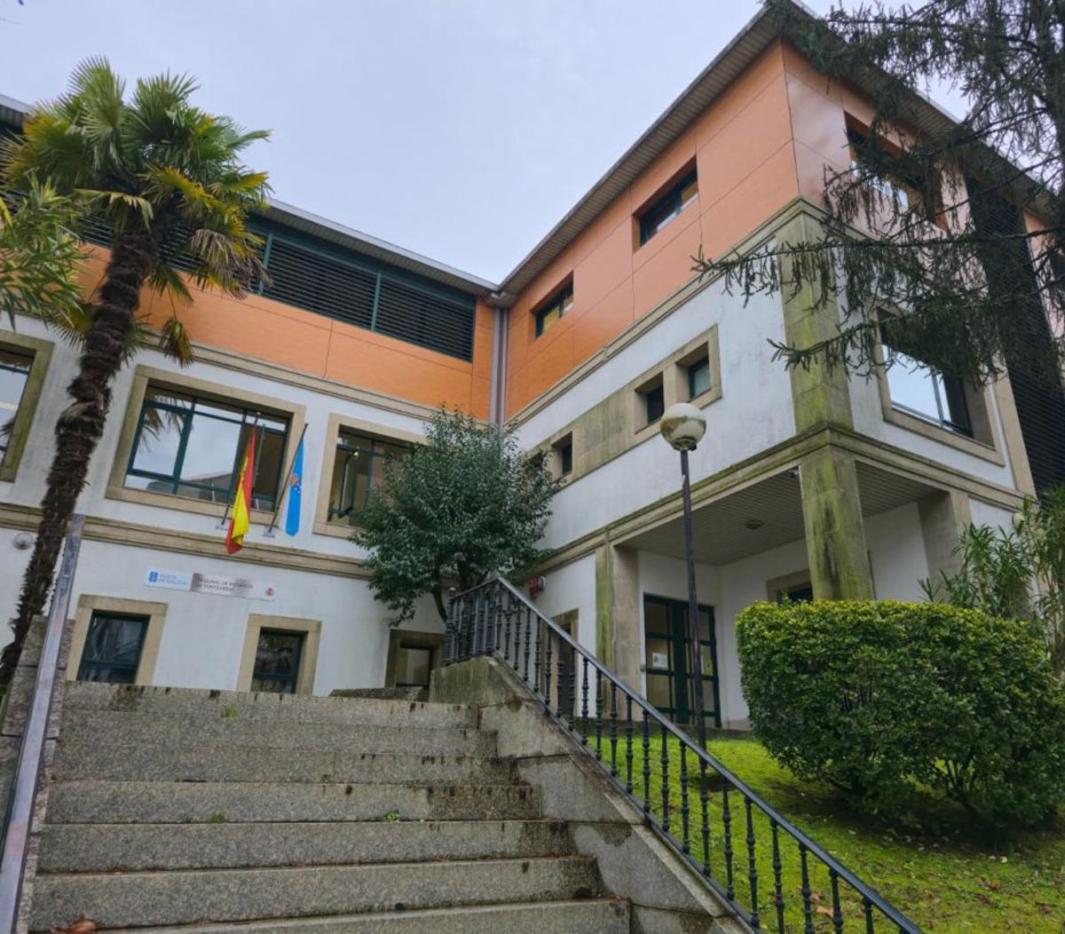 Fachada de la sede judicial de Ponteareas.