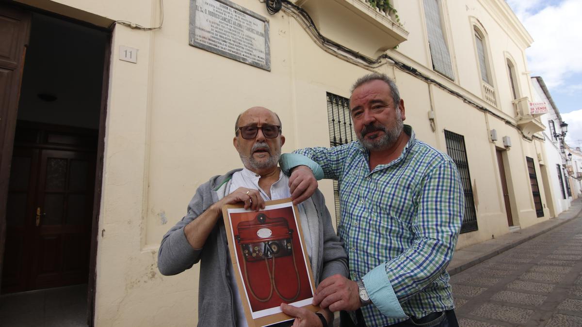 Fernando González y Fernando Sánchez-Arjona, en la casa de nacimiento del tatarabuelo de este último