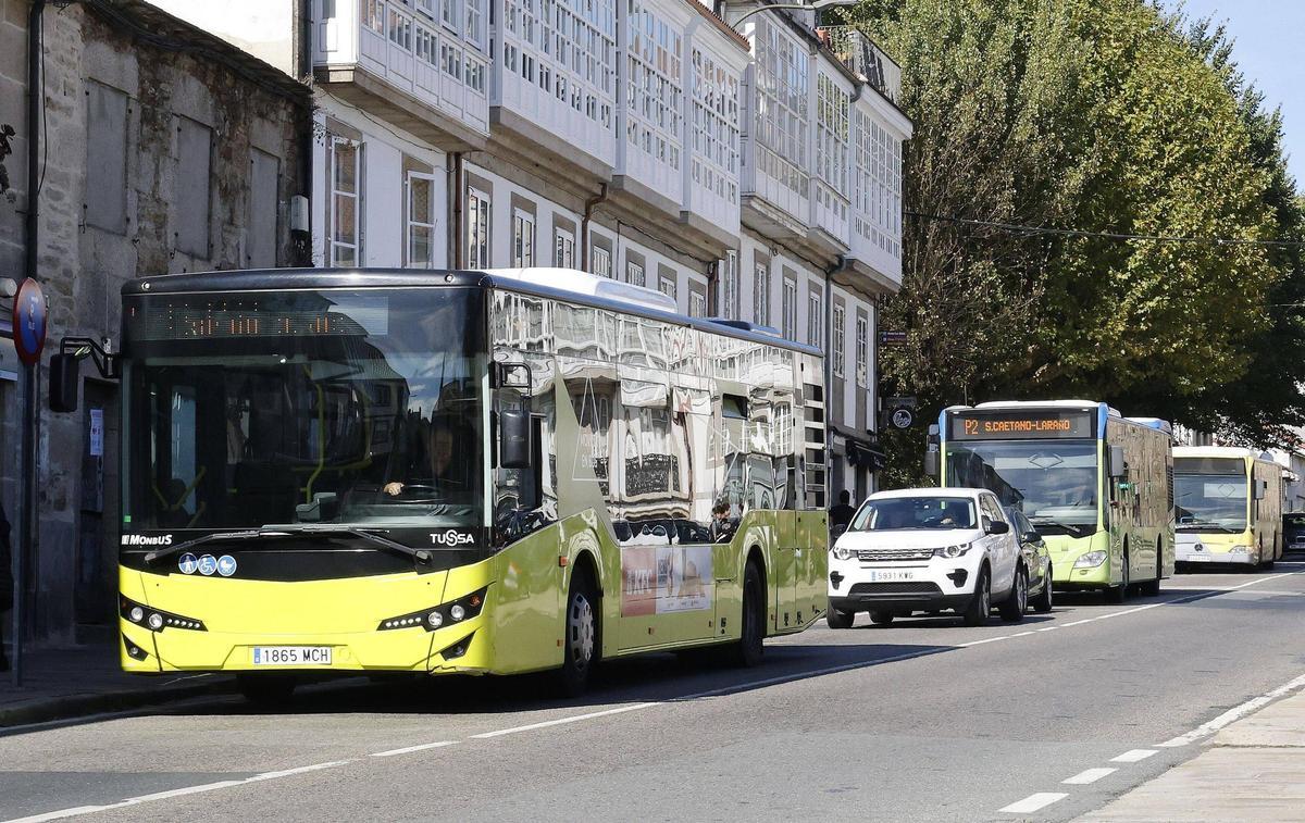 Autobuses urbanos de Santiago circulando por San Roque