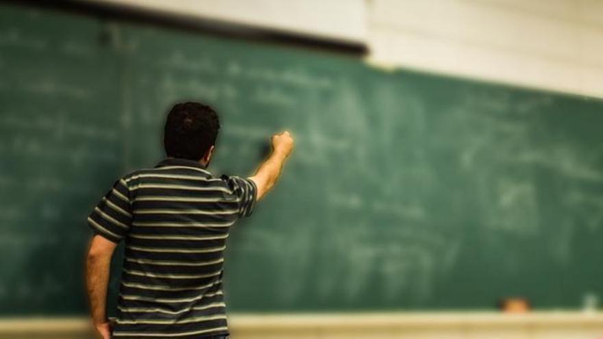 Un profesor durante una lección en un aula.