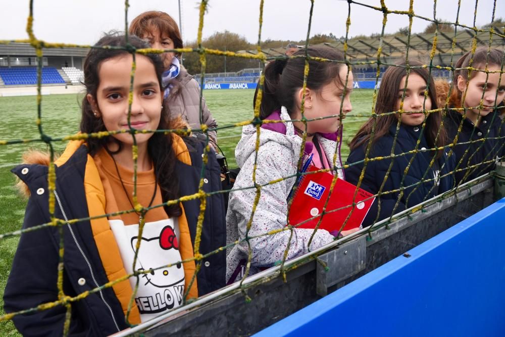 Los escolares visitaron las instalaciones deportivas de Abegondo, profundizaron en la historia del club de la mano del periodista Carlos Miranda y conocieron a los jugadores Saúl e Iris.