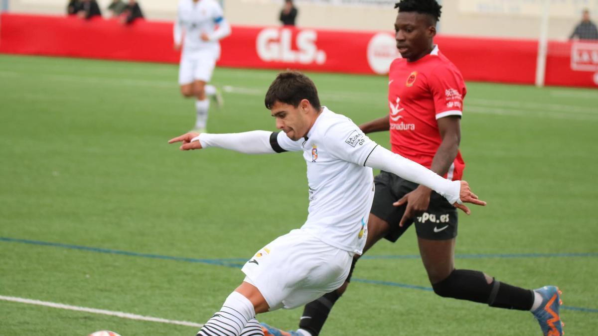 Yaya Diassy, del Montijo, presiona a un rival durante un partido anterior.