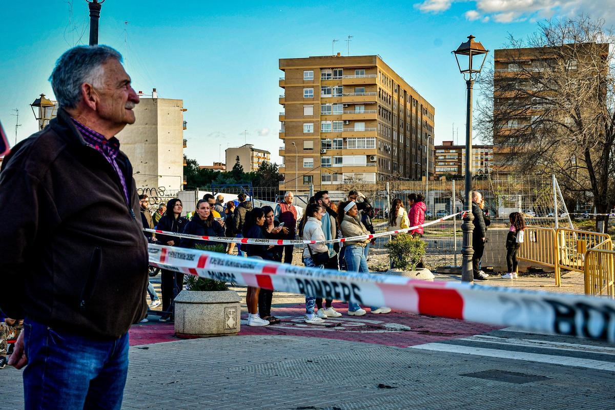 El edificio de Valencia reune vecinos y curiosos