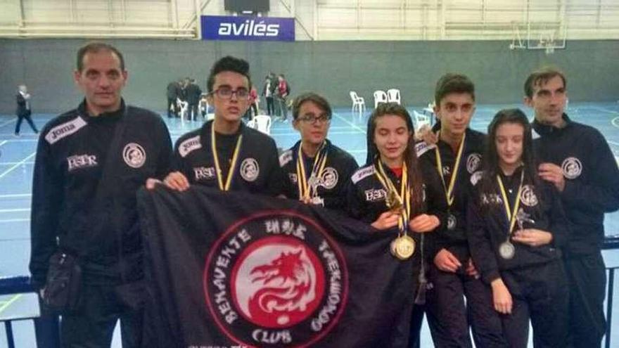 El equipo de Club Taekwondo Benavente Quesos El Pastor en el Pabellón La Magdalena.