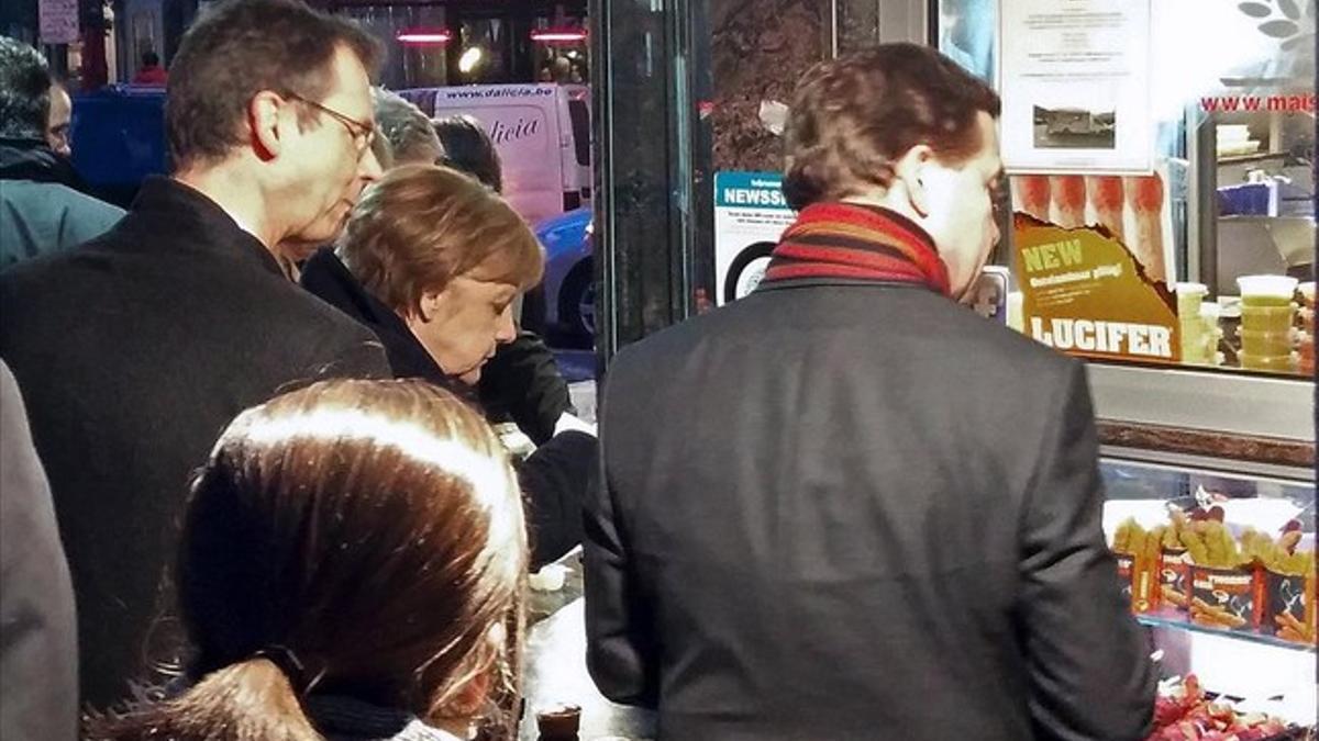 Merkel come patatas fritas en Chez Antoine, durante una pausa de la cumbre, en Bruselas.