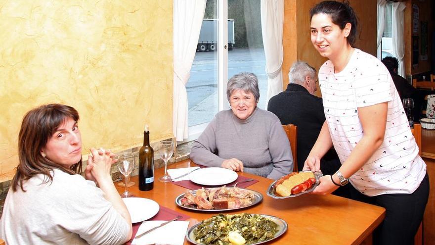 El restaurante O Espigueiro de Cerdedo sirvió cocido con &quot;petote&quot;, poniendo su granito de arena a la XI Festa do Petote. // Bernabé /Juan Carlos Asorey