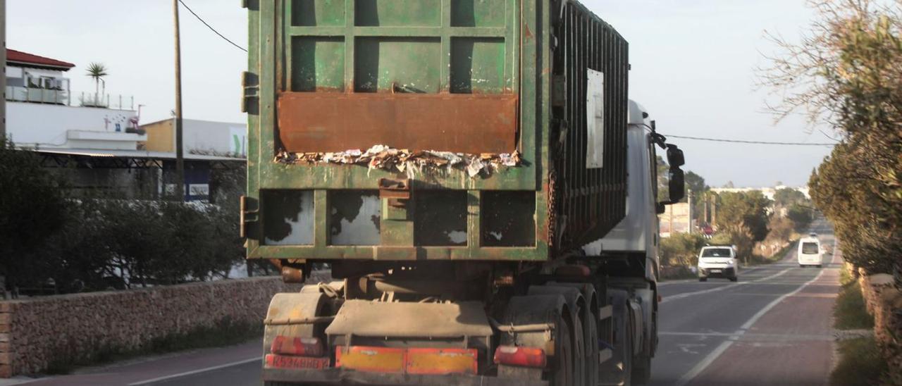 Un camión de transporte de residuos en Formentera. | C.C.