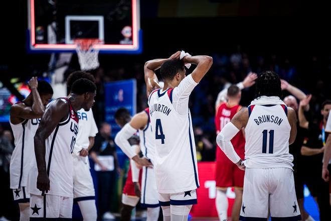 Los jugadores estadounidense, visiblemente tocados tras perder en semifinales