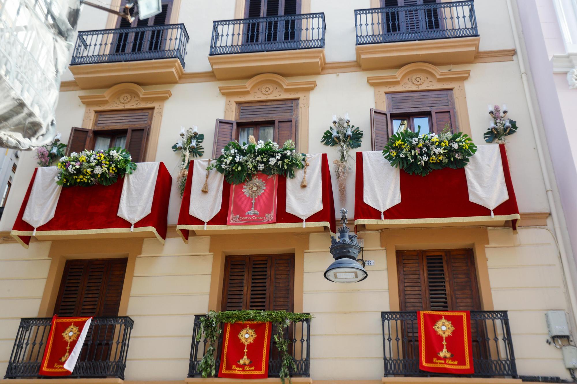 Sábado de Corpus: ambiente en la plaza, balcones y adornos florales