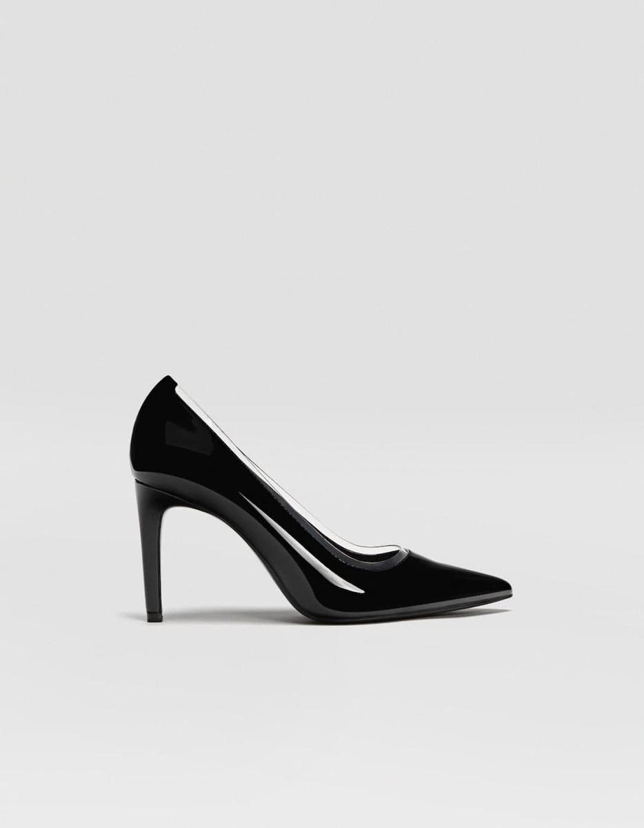 Zapatos negros con detalle de vinilo, de Stradivarius (Precio: 25,99 euros)