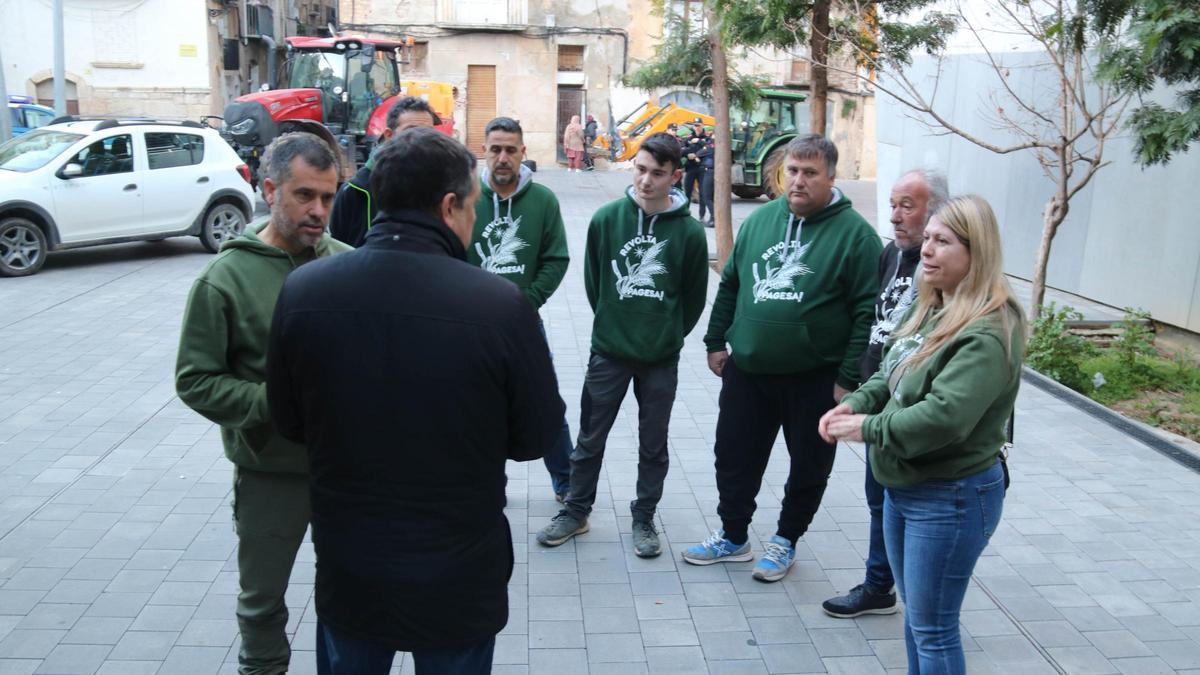 Revolta Pagesa se planta con los tractores en la delegación del Gobierno en el Ebro para reavivar las protestas un año después